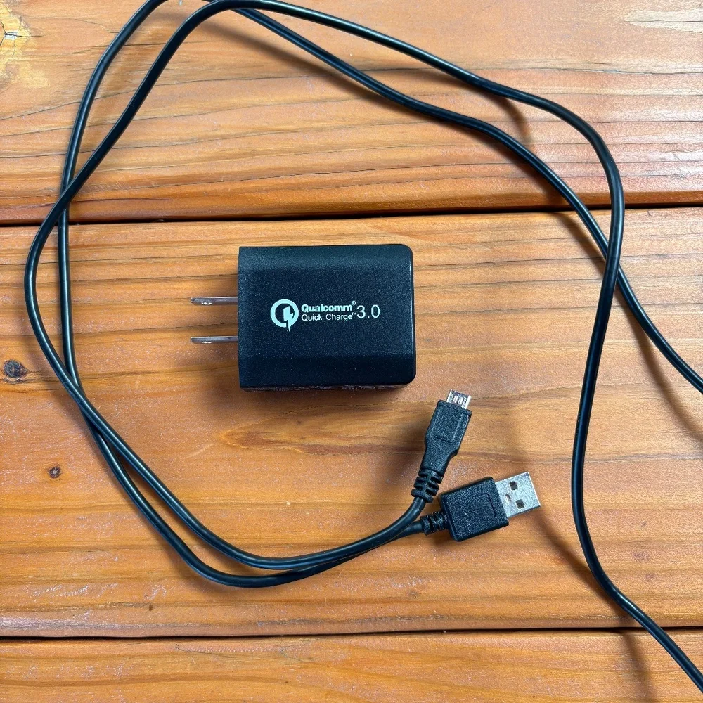 TYLT Wireless Fast Charge Pad QIFAST1COIL & Qualcomm Quick Charge 3.0 with Cord